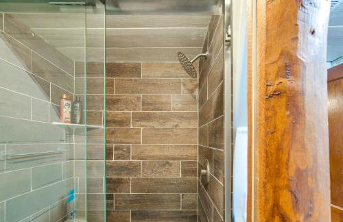 Hot Tub and Creek Views Secluded Perryville Cabin - Foto 19