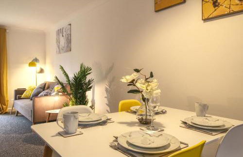 4 Dbl Beds, Modern Apartment, Free Parking and Home-from-home - Foto 8