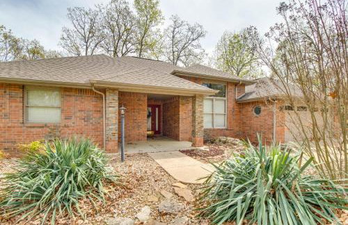 Lake-View Retreat with Fire Pit in Mountain Home! - Foto 33