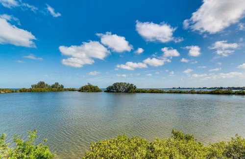 Gulf-View Condo with Beach Access and Patio in Hudson - Foto 16