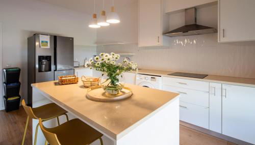 Bright & Spacious Villa by Beach - Photo 2