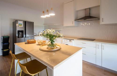 Bright & Spacious Villa by Beach - Photo 2