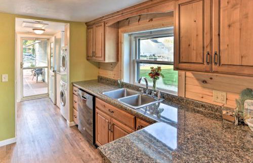 Waterfront Syracuse Home Deck, Fire Pit and Kayaks - Foto 10