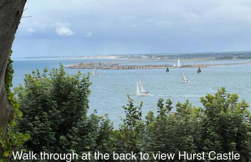 VALLEY VIEW self-catering coastal bungalow in rural West Wight - Photo 5