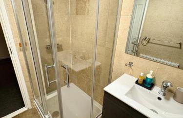 Bright and Spacious 2 Bed Flat Sleeps 5 - Foto 11