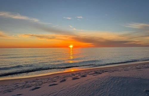 Pink Dream House - 2BR, Pools, Patios, & Walk to Ocean in Panama City Beach - Foto 4