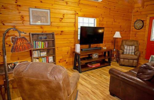 Cabin in the Woods - Hot Tub, Fire Pit, BBQ - Foto 26