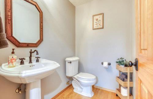 Iron Mountain - Spacious Secluded Lodge with Hot Tub & Game Room - Photo 31