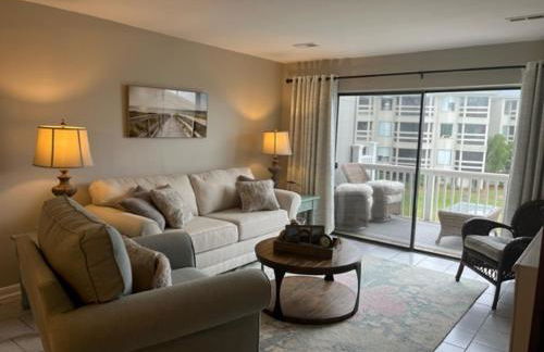 NEW LISTING! Centrally Located with Pool and Beach Views - Foto 1