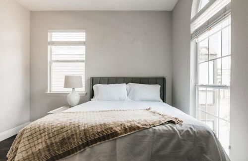 Modern 2-Story Cowboy Pool Home with King Beds Walk to 6th St & Rainey Street - Foto 21