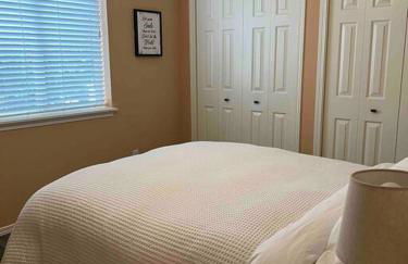 Solar Half-Plex with Chic Style in Country Glen - Foto 33