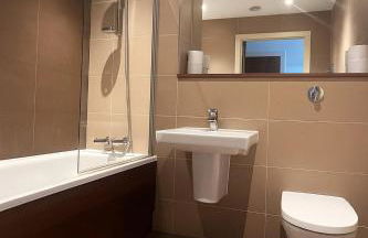 Contemporary 2 Bedroom Flat with Great Location in Salford - Foto 10