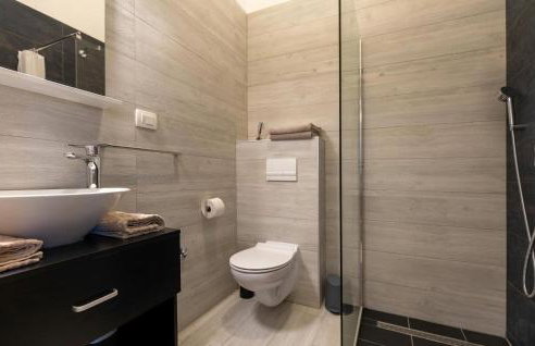 Beautiful Home In Kunj With Wifi - Photo 49