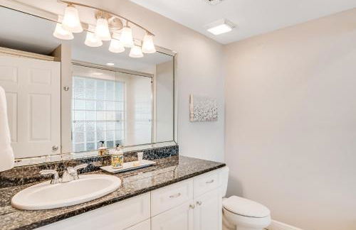 Dog-friendly beachfront dream with a wet bar & two furnished balconies - Foto 32