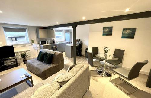 Fantastic convenient 2 Bedroom 2 bathroom Perfect for Stansted Airport, 3 minute walk to Bishops Stortford Train Station! - Foto 2