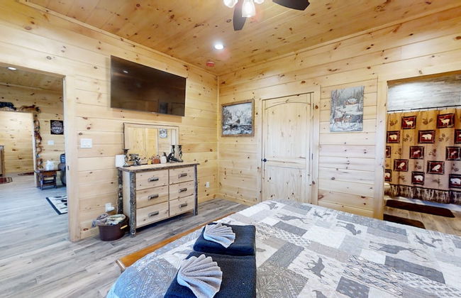 Lazy Bear Lodge 5 Bedroom Cabin by RedAwning - Photo 17