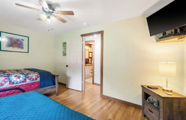 The Cozy Cottage Getaway - Private Pool & Hot Tub - Photo 2