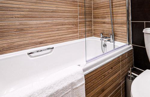 Spacious 2 Bedroom Balcony Flat with Parking and Fast WiFi - Foto 16