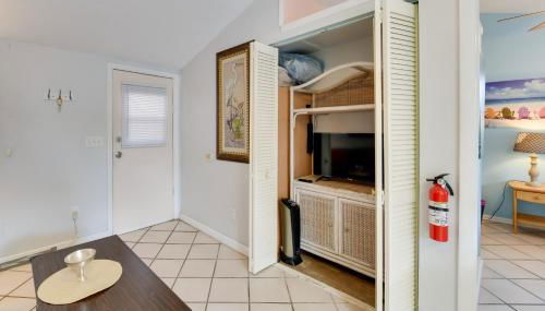 1 Mi to Nokomis Beach Quiet Getaway with Fire Pit - Foto 4