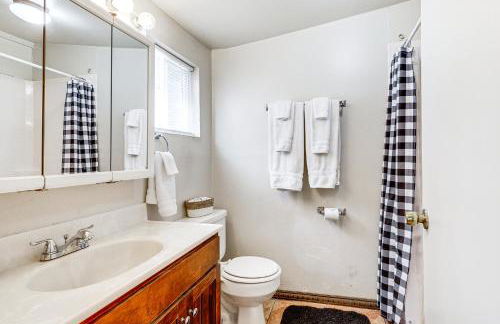 Watefront Getaway with Mtn Views and Dock in Clearlake - Foto 13