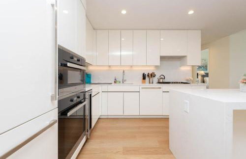 Snug 3BR HighRise with Pool, Spa & Rooftop Views - Foto 16