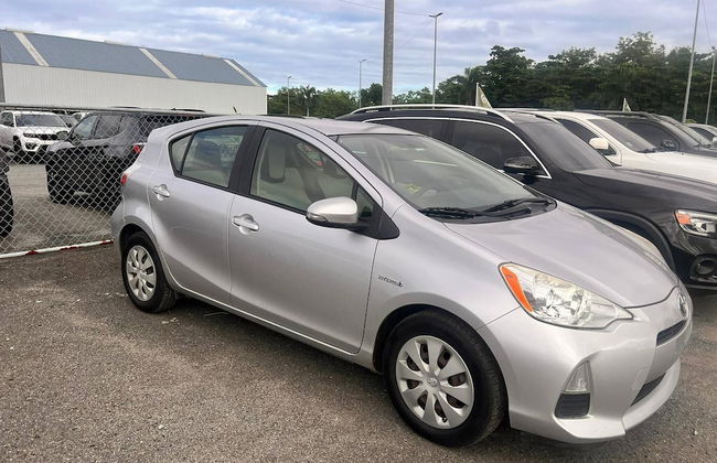 Stylish Remodeled 3BR w Yard Near Airport and Beaches - Photo 15