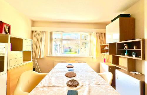 Spacious 3-Bed Family Retreat with Cosy Living and Garden! Free parking - Foto 16