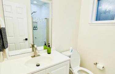 Modern 2BR Guest Suite with Kitchen, Free Parking, Fire Pit - 10 mins to SJC - Photo 19