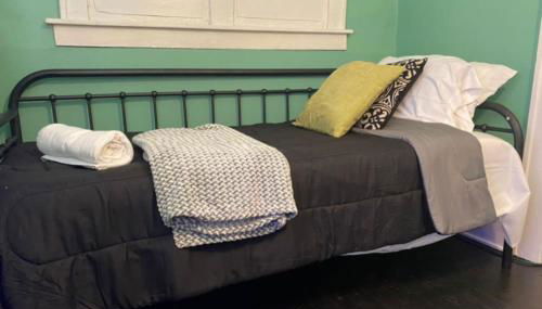 House with 11 Beds Sleeps 14 with Off Street Parking - Foto 4