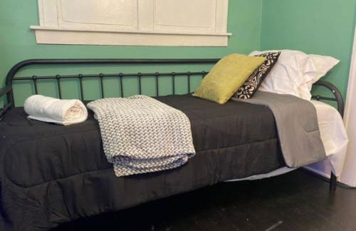 House with 11 Beds Sleeps 14 with Off Street Parking - Foto 4