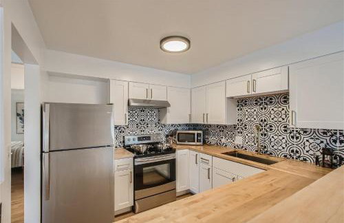 Natural Light, High-Vaulted Ceilings Apartment and Garage - Foto 7