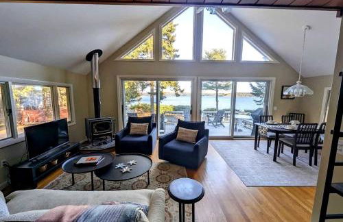 Oceanfront Cottage with Fire Pit & Direct Water Access Near Acadia National Park in Hancock, Maine - Foto 2