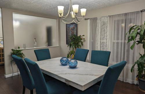 Modern Luxe Family & Groups Friendly Bungalow with Patio & Workspace - Foto 39