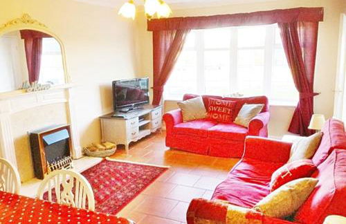 Romantic Cosy Cottage with Beach & Attractions just mins away! Perfect for Couples & Family Stays - Free Parking, Large Garden & Free WiFi - Foto 2