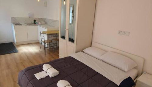 Self Contained, Double Bed Studio, private kitchen, private Bath, Walking distance to Harry Potter - Foto 3, towels, wardrobe