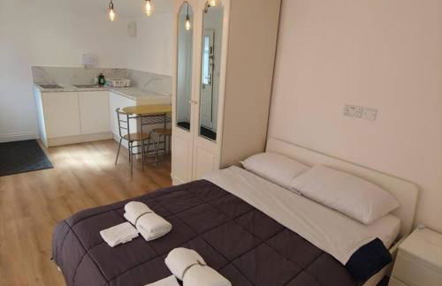 Self Contained, Double Bed Studio, private kitchen, private Bath, Walking distance to Harry Potter - Foto 3
