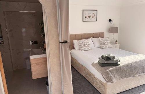 Stay solihull 5 mins to NEC and AIRPORT SLEEPS 6 contractor friendly 3 bathrooms driveway parking 3 - Foto 4