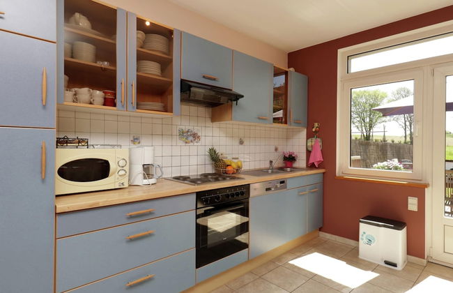 Cushy Holiday Home With Fenced Garden - Photo 9