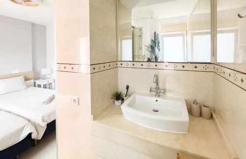 Tranquil 2BR Private Heated Pool with Ocean Views & Cinema Room - Foto 5