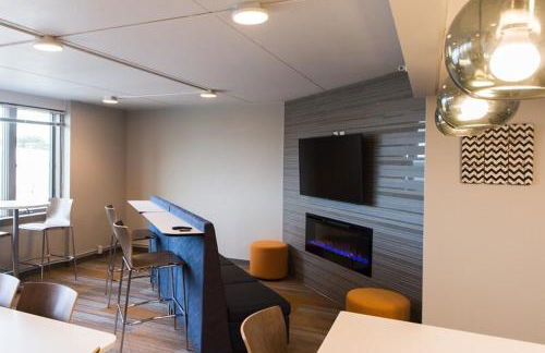 HUGE 2BR Apt Next to Wells Fargo -FREEParking! - Foto 10