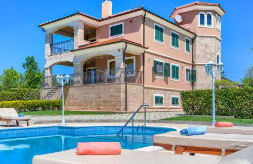 5-Bed Villa with Pool, Jacuzzi & Padel Court - Foto 54