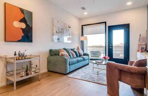 Stylish downtown condo w/ pool & parking - Foto 14