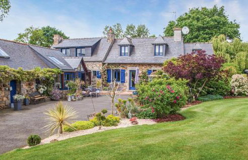 Awesome Home In Trézélanbégard - Foto 1