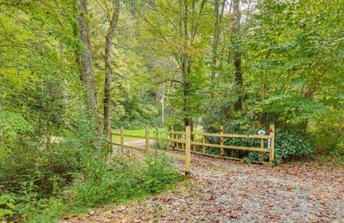 Enchanting Creekside Cottage with Hot Tub - Foto 30
