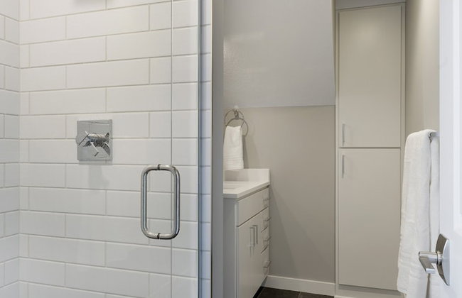 Lakefront Luxury - Photo 23