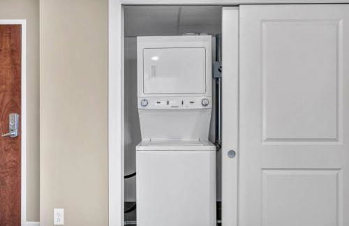 21st Floor Penthouse | Amazing Views of Downtown! - Photo 32