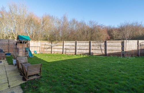 Modern 4-Bed Family Home with 5 Beds & Parking - Foto 37