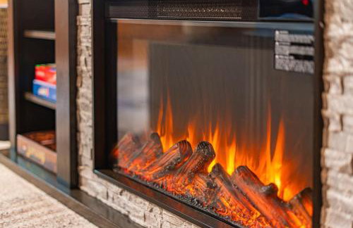 Log Cabin with Hot Tub, Game Room-10 min to NRG - Foto 9