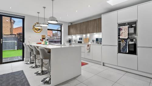 The Lumos House - 4 Bed Home w Parking near Harry Potter Studios - Foto 2