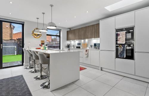 The Lumos House - 4 Bed Home w Parking near Harry Potter Studios - Foto 2